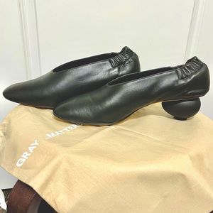 Rare & Beautiful Gray Matters “Mildred” Egg Heel Pump 👠